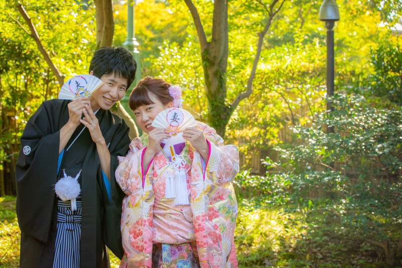 夫婦扇子を使って