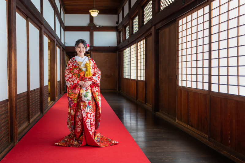 赤い毛氈が引かれた障子の廊下