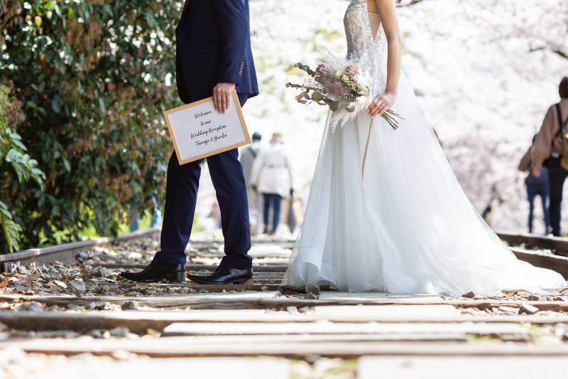 印象的な線路の上を歩くお二人