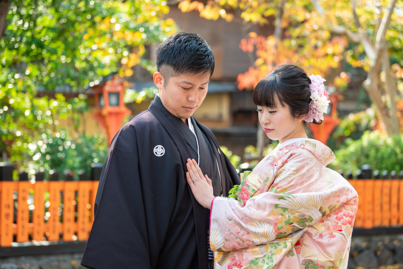 胸元に置かれた手