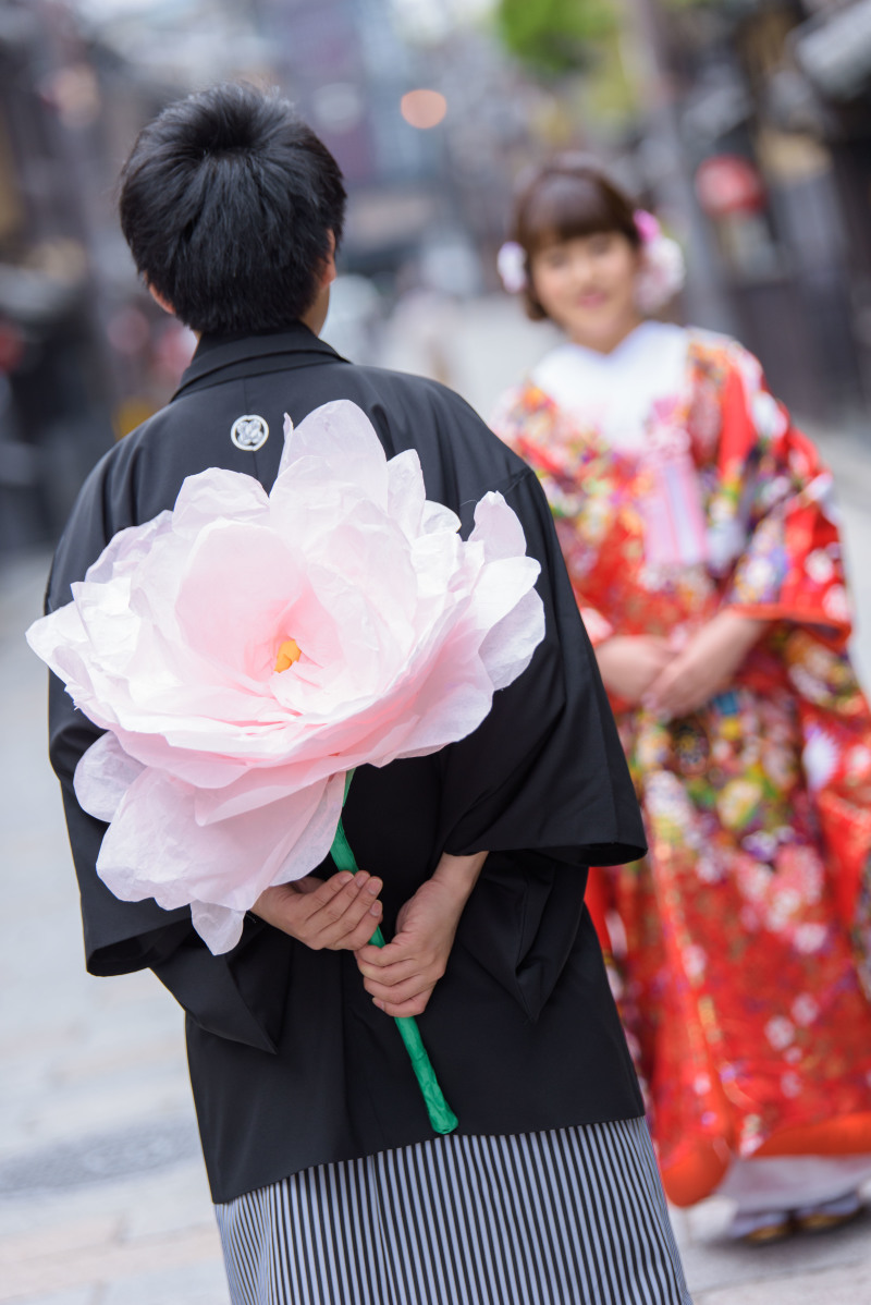 背中になんか隠してなぁ～い？