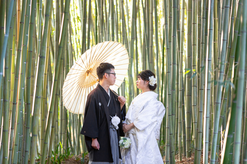 青竹に映える白傘をもって見つめあうお二人