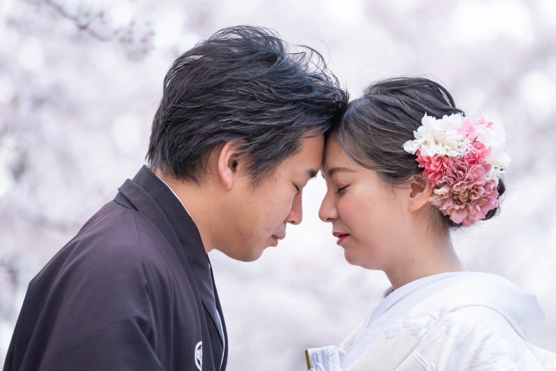 桜をバックに…