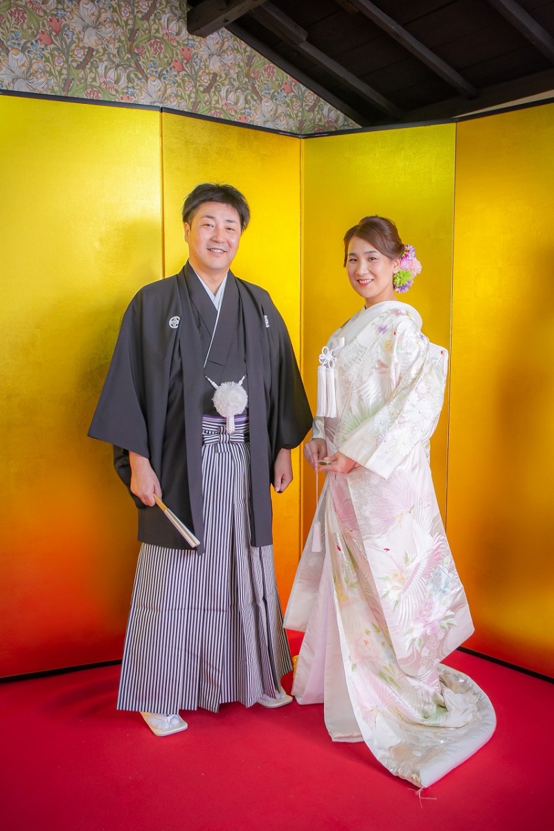 金屏風の前で♪