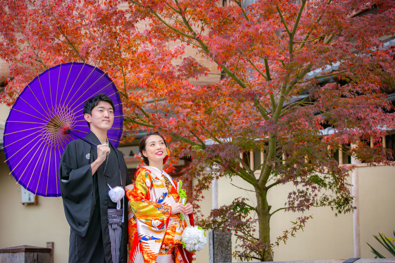 真っ赤な紅葉の下で。