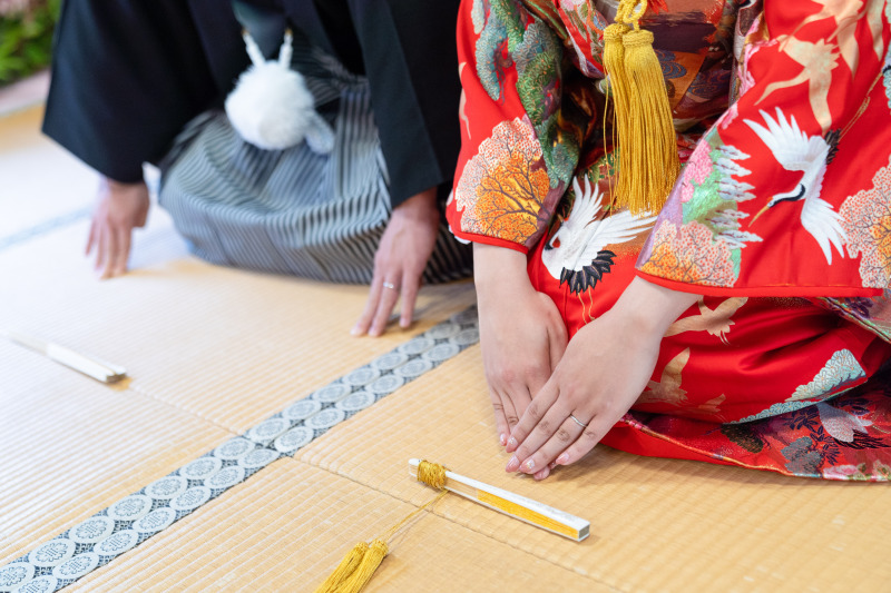 整えられた指も