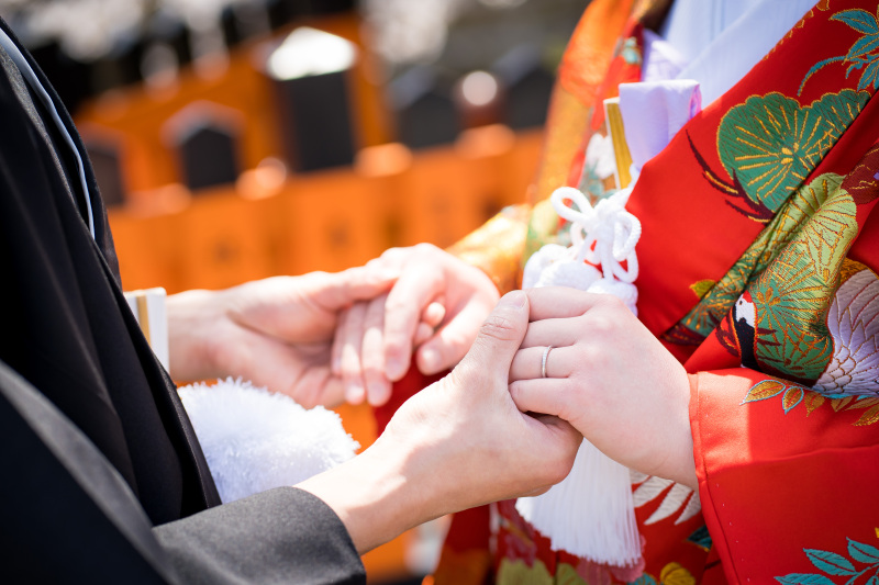 手を取り合って