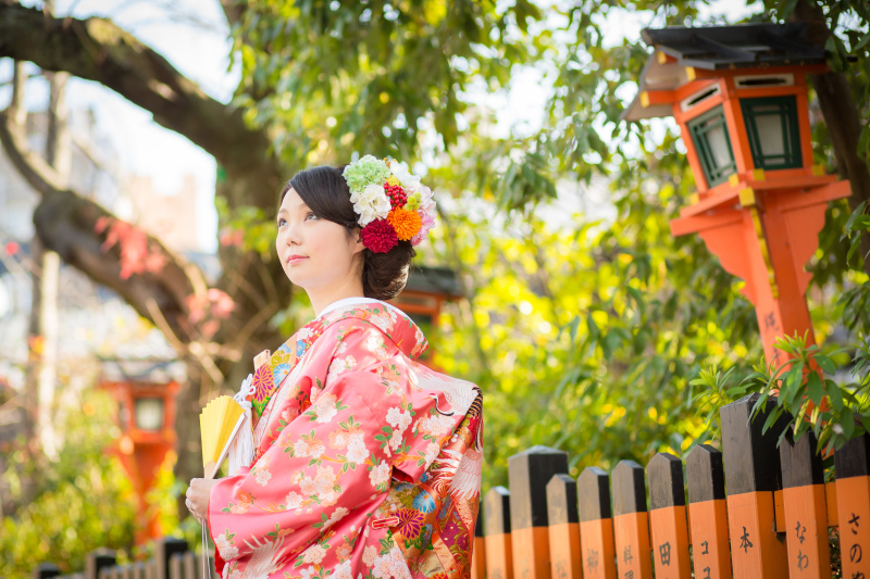 きりっと目線を上げて