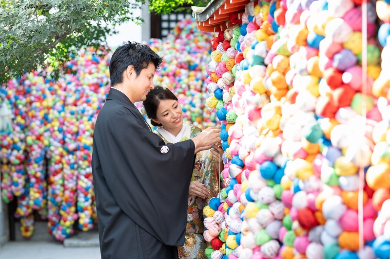 願いを込めたくくり猿とともに