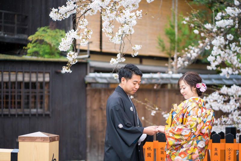 手を取り合って