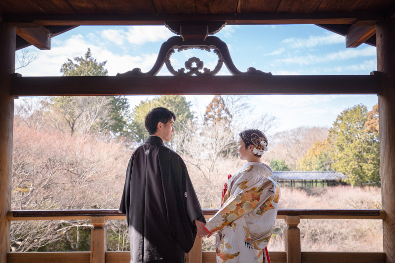 絵のように額縁に収まったようなお二人と青空