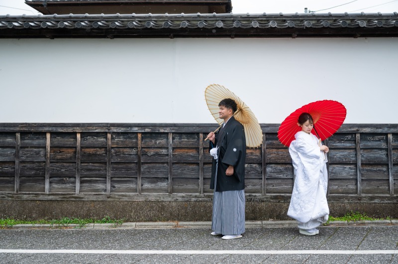 白無垢の純白と黒紋服の対比