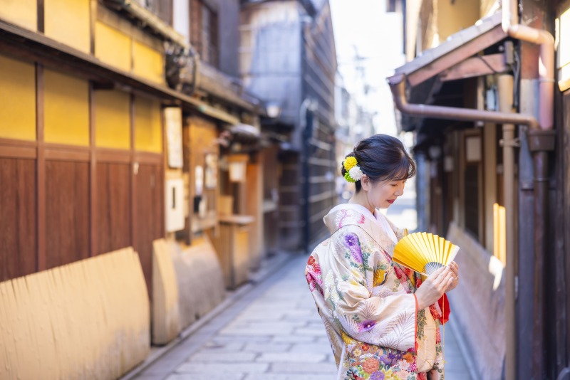 路地で想いを馳せる