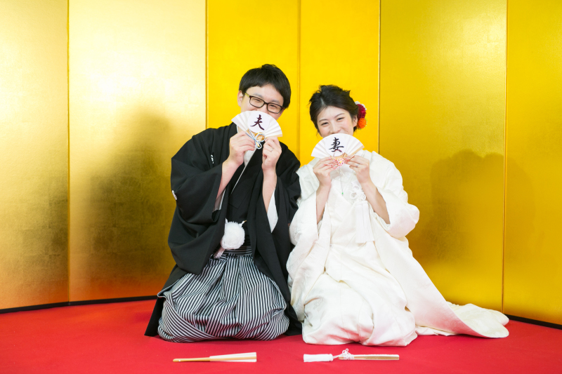 お口元を隠して。