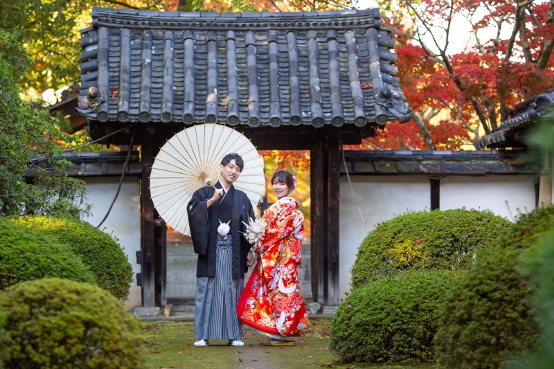 鮮やかな朱色の打掛が映える随心院の庭園