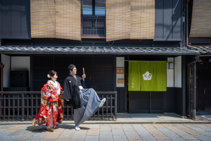 町家をバックに