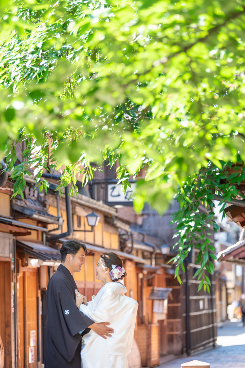 優しく触れ合って