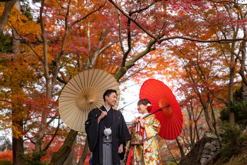 和傘と秋の風景