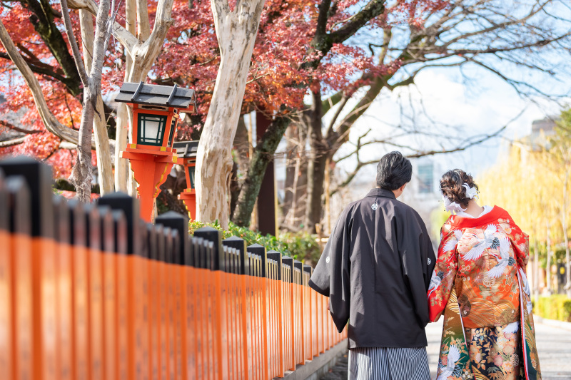 朱色の玉垣とお二人