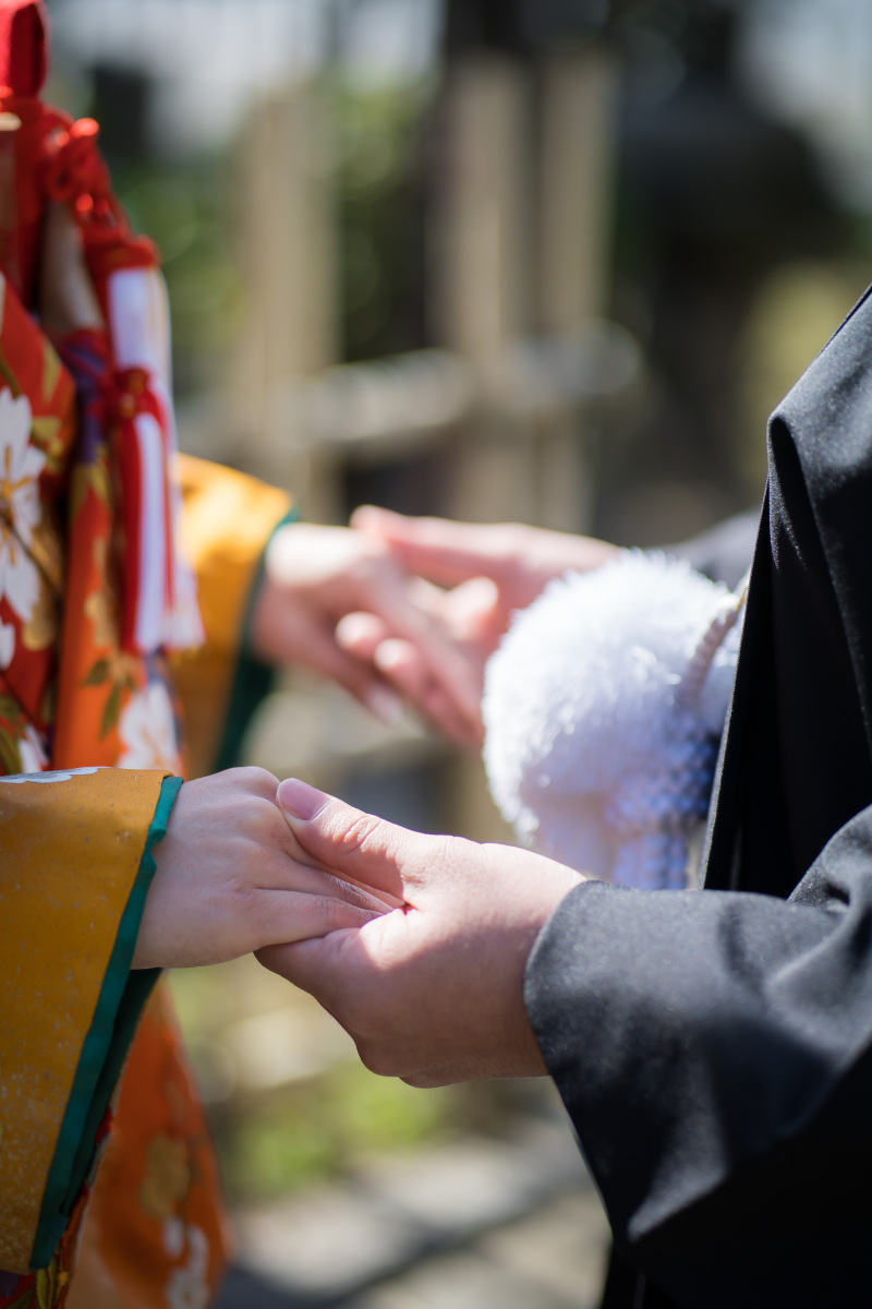 手をとりあって