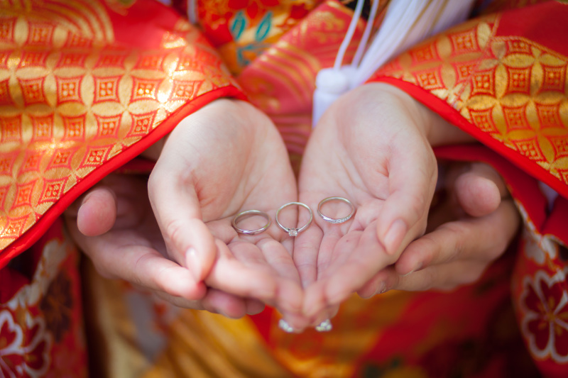 婚約指輪が真ん中