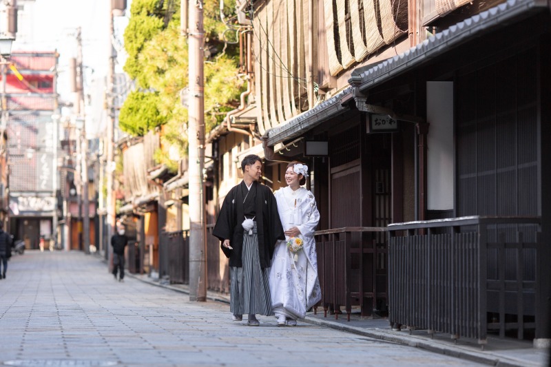 京町屋を背景に