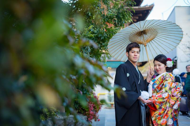 手を取り合って。