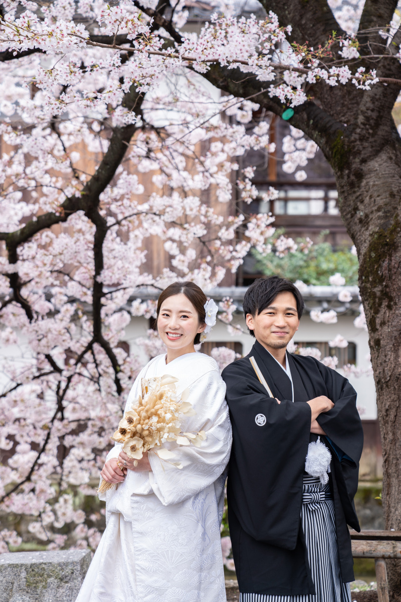 金色のクラッチブーケが白無垢に映える白川沿い