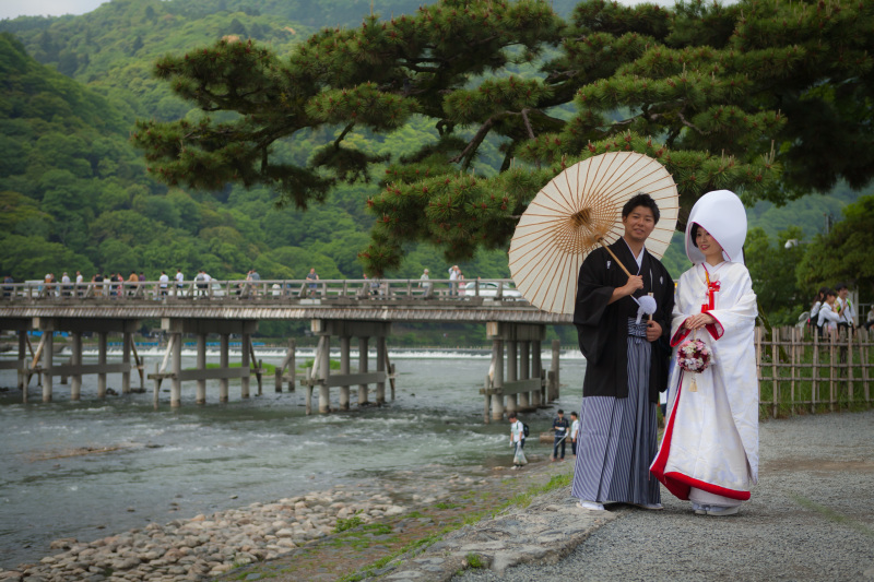 渡月橋をバックに・・・