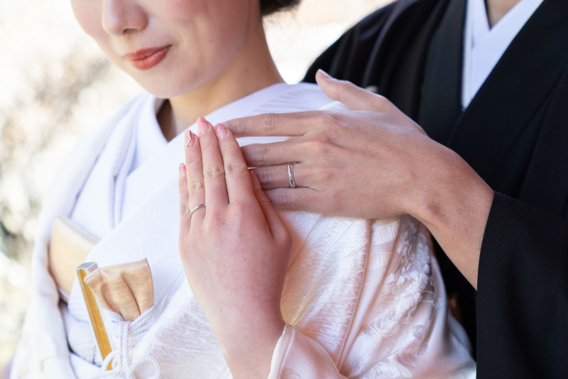 肩に置かれた優しい手重なる綺麗な白い手