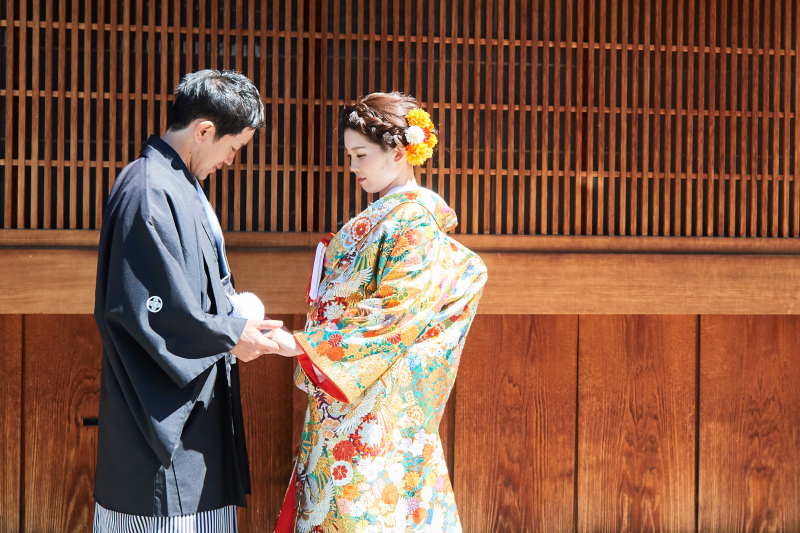 手を取り合って