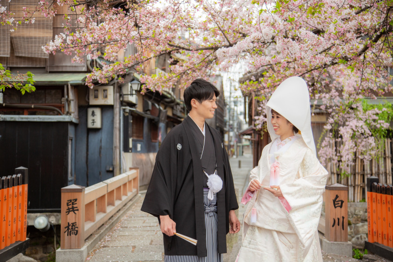 巽橋をバックに