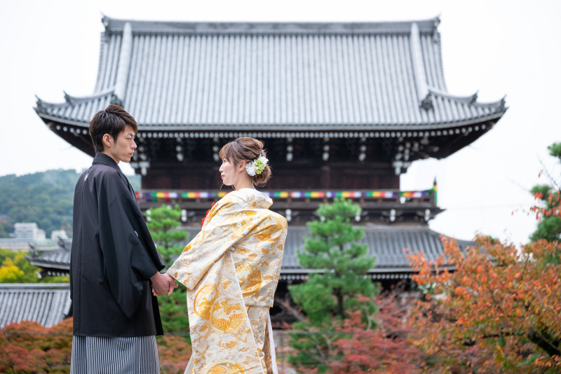 手を取り合って