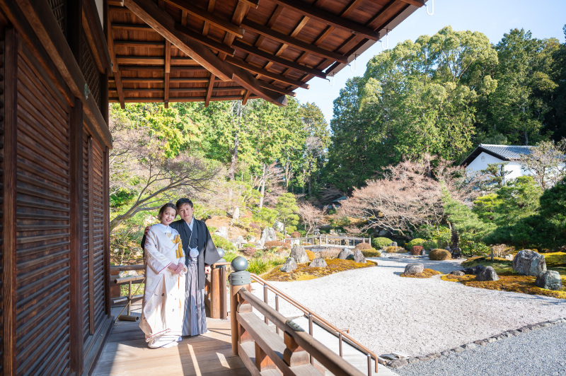 お庭を臨む濡れ縁からの寄り添いショット