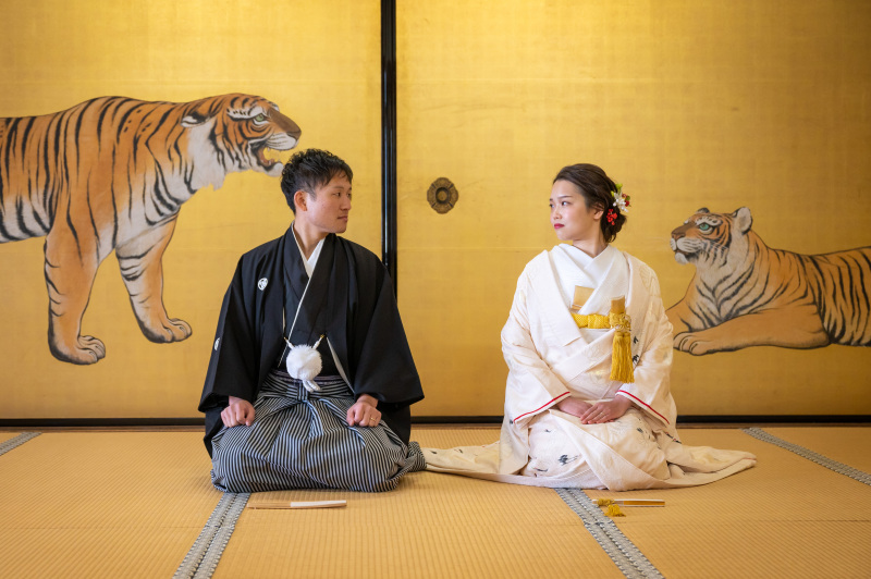 黄金に輝く虎のふすま絵と胸元の五点セットも黄金色