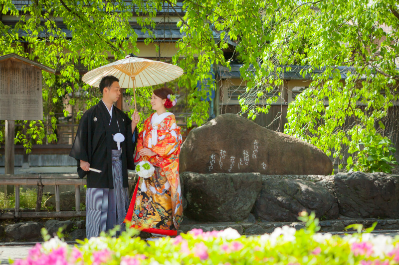 祇園石碑の前で