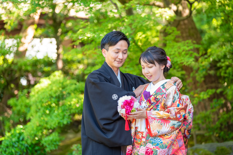 優しく肩を抱いて