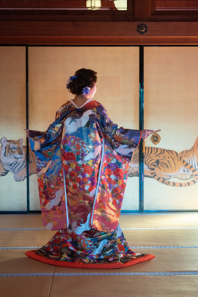 浮き立つ後ろ姿