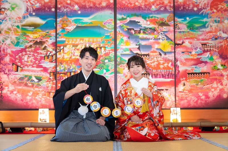 華やかな背景と和装の調和