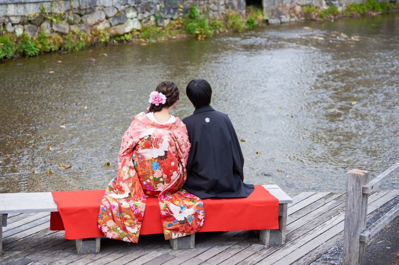 寄り添い合って。