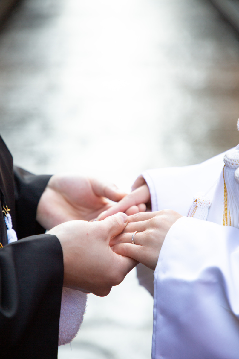 手を取り合って