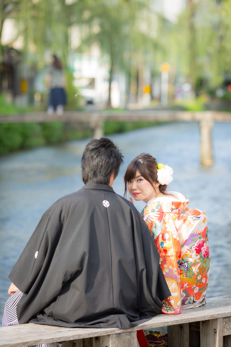 川べりの木製ベンチで