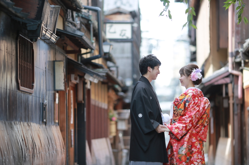 手を取り合って。