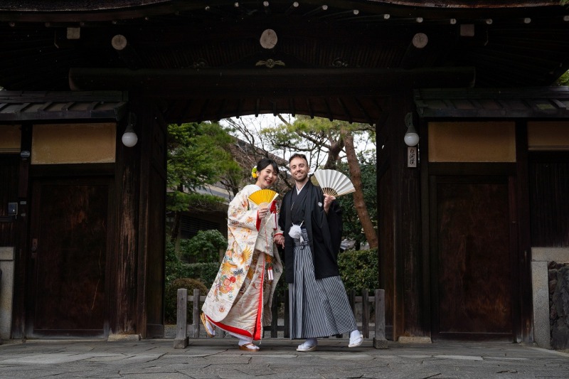 大きな門の前で