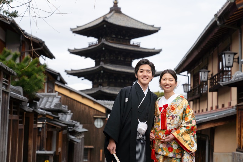 京都のシンボル八坂の塔の前で