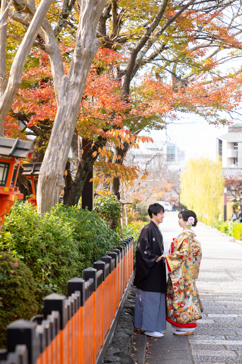 見つめあう二人と紅葉