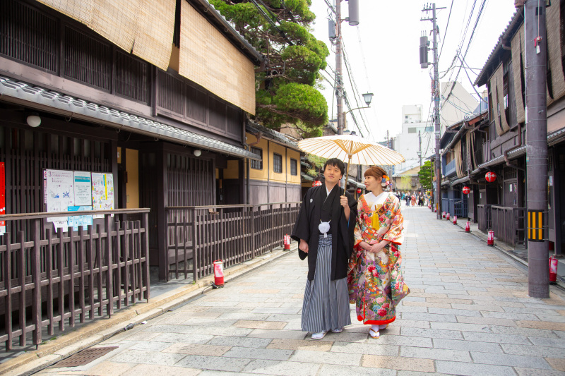 町屋の石畳を仲良くお散歩楽しいね。