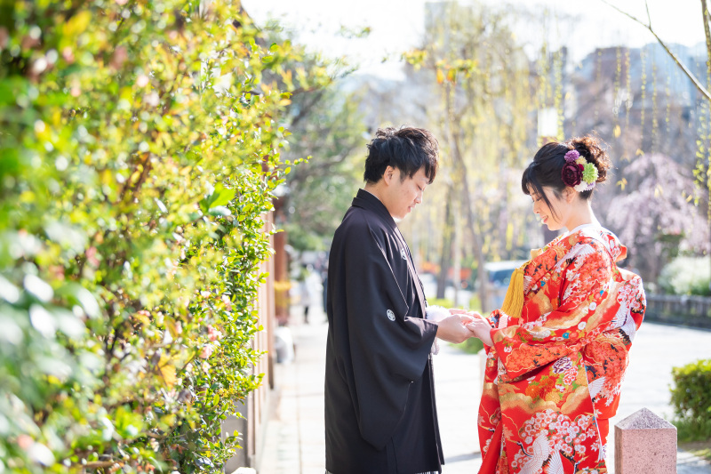 手を取り合って