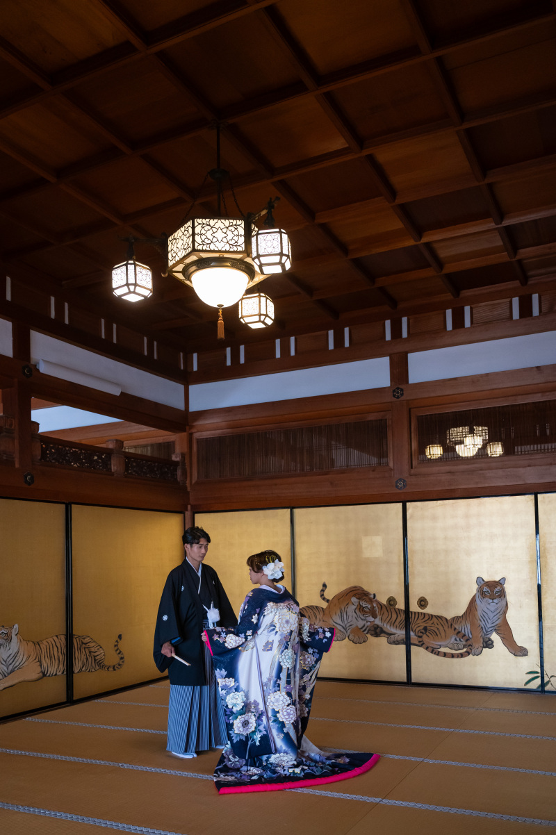 勢いある「虎の間」で。