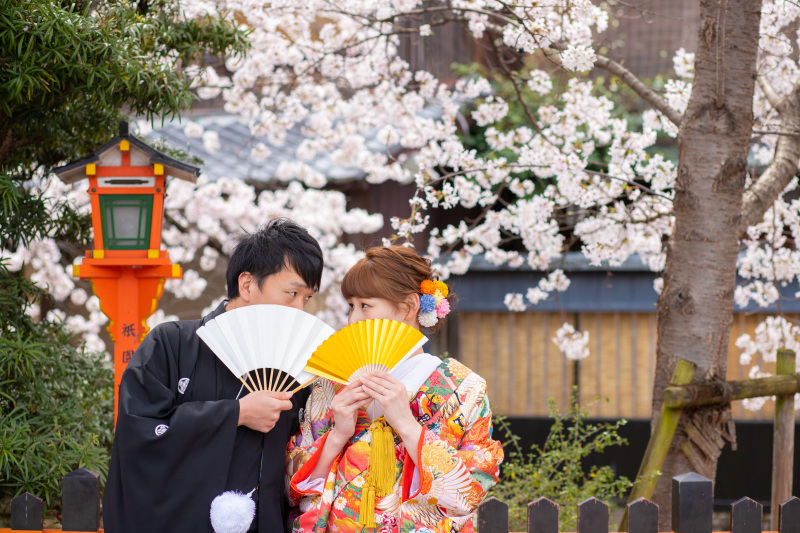 桜の木の下の内緒話、何かな?